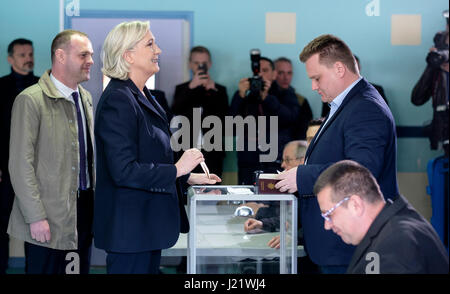 Henin-Beaumont, Frankreich. 23. April 2017. Hénin-Beaumont (Nordfrankreich): Marine Le Pen, die Abstimmung in der ersten Runde der französischen Präsidentschaftswahl 2017 (2017/04/23) Credit: Andia/Alamy Live News Stockfoto