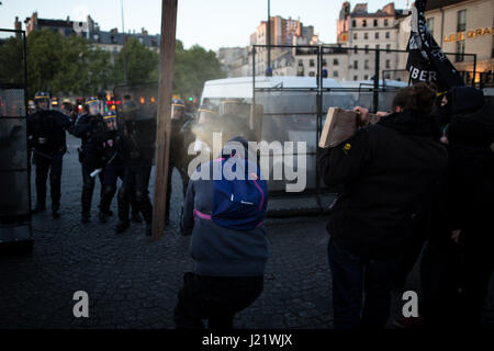 Paris, Frankreich. 23. April 2017. In der Nacht an die französischen Präsidentschaftswahlen Demonstranten versammeln Sie sich am Place De La Bastille. Polizei setzt Tränengas, da der Platz besetzt ist. Manche Menschen werden verhaftet. Eine Person wird verletzt. Randalierer aufgeteilt und durch die Stadt zerstören Banken und blockieren Straßen bewegen. 23. April 2017. Bildnachweis: Michael Trammer/ZUMA Draht/Alamy Live-Nachrichten Stockfoto