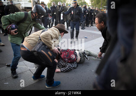 Paris, Frankreich. 23. April 2017. In der Nacht an die französischen Präsidentschaftswahlen Demonstranten versammeln Sie sich am Place De La Bastille. Polizei setzt Tränengas, da der Platz besetzt ist. Manche Menschen werden verhaftet. Eine Person wird verletzt. Randalierer aufgeteilt und durch die Stadt zerstören Banken und blockieren Straßen bewegen. 23. April 2017. Bildnachweis: Michael Trammer/ZUMA Draht/Alamy Live-Nachrichten Stockfoto