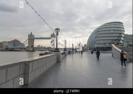 London, UK. 24. April 2017. Kalt und grau das Wetter über London nach einem Tag voller Sonne für den London-Marathon. Bildnachweis: Malcolm Park/Alamy Live-Nachrichten. Stockfoto