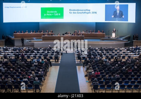 Essen, Deutschland. 24. April 2017. Der Vorsitzende Peter Terium spricht bei den wichtigsten Assebly der Inngoy in Essen, Deutschland, 24. April 2017. Die neue RWE-Tochtergesellschaft präsentiert sich an seine Aktionäre während seiner ersten Hauptassembly. Hauptaktionär RWE werden eine gute Dividende erhalten. Foto: Bernd Thissen/Dpa/Alamy Live News Stockfoto