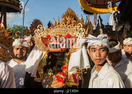 Kesiman, Denpasar, Bali, Indonesien. 23. April 2017. Barong der mythologischen Figur aus balinesischen Hinduismus wird rund um die Sakral-Ritual während der Pengerebongan Zeremonie vorgeführt. Eine atemberaubend visuelle balinesische Zeremonie, die beinhaltet, Gebete und Opfergaben im Tempel, eine Parade von Fabelwesen und gipfelt in einem selbst stechen Raserei mit Männern und Frauen in Trance in Pura Petilan Tempel, Denpasar, Indonesien. Bildnachweis: Antony Ratcliffe/Alamy Live-Nachrichten. Stockfoto