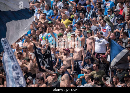 Reggio Emilia, Italien. 23. April 2017. Napoli-fans Fußball: italienische "Serie A" match zwischen uns Sassuolo 2-2 SSC Napoli bei Mapei-Stadion - Citta del Tricolore in Reggio Emilia, Italien. Bildnachweis: Maurizio Borsari/AFLO/Alamy Live-Nachrichten Stockfoto