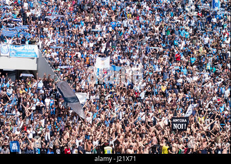 Reggio Emilia, Italien. 23. April 2017. Napoli-fans Fußball: italienische "Serie A" match zwischen uns Sassuolo 2-2 SSC Napoli bei Mapei-Stadion - Citta del Tricolore in Reggio Emilia, Italien. Bildnachweis: Maurizio Borsari/AFLO/Alamy Live-Nachrichten Stockfoto