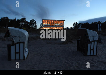 Ehemaliges Gasthaus "Inselparadies" aus dem Jahr 1966, gebaut vom Meister der Schalung Ulrich Muether, fotografiert auf der Insel Rügen in Baabe, Deutschland, 22. April 2017. Das Gebäude ist eines der 50 von Müther entworfen. Die rekonstruierte "Insel-Paradies", die 4 Millionen Euro Kosten, wird einen neuen Betreiber ab April haben. Foto: Stefan Sauer/Dpa-Zentralbild/ZB Stockfoto