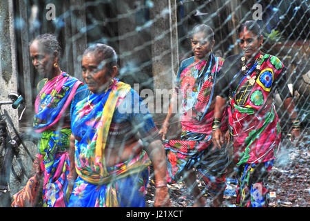 Mumbai, Maharashtra, Indien. 27. Juli 2011. 21. Januar 2014: Mumbai, Indien:. Fischer, bekannt als "Kolis" sind die ursprünglichen Bewohner des Mumbai.Massive Aufbaus & Umweltverschmutzung ist die Fischereigemeinschaft von Mumbai bis an den Rand drängen. Bildnachweis: Subhash Sharma/ZUMA Draht/Alamy Live-Nachrichten Stockfoto