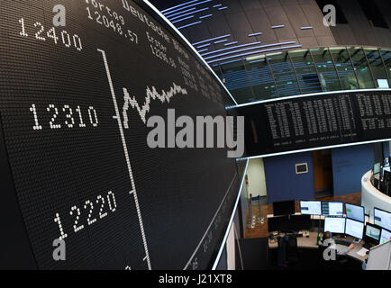 Die DAX-Kurve auf dem Display der Börse ist jetzt auf ein Rekordhoch von 12417, 09 Punkte in Frankfurt Am Main, Deutschland, 24. April 2017. Der deutsche Leitindex hat nach den Präsidentschaftswahlen in Frankreich ein neues Rekordhoch erreicht. Die Börse Barometer stieg auf fast 12.400 Punkte, markieren eine neue Rekord-Bestzeit. Foto: Arne Dedert/dpa Stockfoto