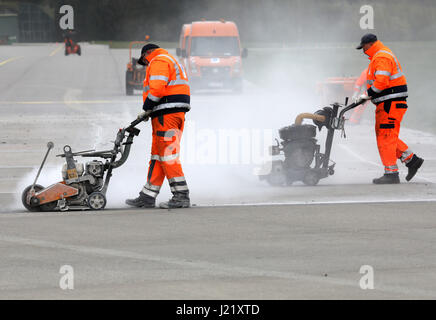 Laage, Deutschland. 24. April 2017. Die Start-und Landebahn des Flughafens Rostock-Laage wird jetzt renoviert, damit der zivilen und militärischen Luftverkehr ist zu einem Anschlag in Laage, Deutschland, 24. April 2017. Vier einzelne Segmenten der Start-und Landebahn sind erneuert. Zusätzliche Einrichtungen und Ausrüstung wird auch renoviert. Foto: Bernd Wüstneck/Dpa-Zentralbild/ZB/Dpa/Alamy Live News Stockfoto