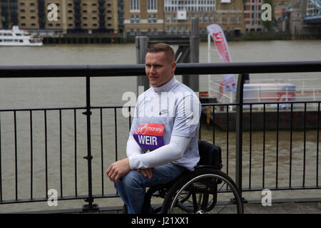 London, UK. 24. April 2017. Großbritanniens David Weir gewann einen Rekord siebte London Marathon Männer Rollstuhl - und danach nannte es seine "beste Sieg aller Zeiten. Der 37-jährige fertig in 1 Stunde 31 Minuten sechs Sekunden. Heute besuchte er einen Fototermin von Tower Bridge Credit: Keith Larby/Alamy Live News Stockfoto