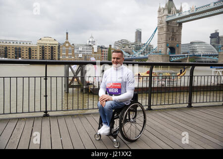 London, UK. 24. April 2017. Großbritanniens David Weir gewann einen Rekord siebte London Marathon Männer Rollstuhl - und danach nannte es seine "beste Sieg aller Zeiten. Der 37-jährige fertig in 1 Stunde 31 Minuten sechs Sekunden. Heute besuchte er einen Fototermin von Tower Bridge Credit: Keith Larby/Alamy Live News Stockfoto