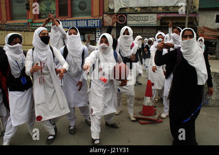 Srinagar, indische verabreicht Kaschmir. 24. April 2017. Kashmiri weibliche Studierende schreien Parolen. Studenten mit indischen Regierungskräfte im zentralen Srinagar Lal Chowk kollidieren. Indische Polizei feuerte in einer Menge von Steinwürfe Studenten Hunderte von studentischen Demonstranten riefen Spannungen zwischen Kashmiri Studenten und indischem Recht Durchsetzung haben seit dem 15. April, als Regierungstruppen Razzia in einem College in Pulwama, südlich von Srinagar, Anti-Indien Aktivisten zu erschrecken eskaliert. Bildnachweis: Sofi Suhail/Alamy Live-Nachrichten Stockfoto