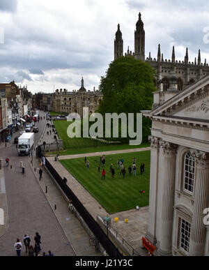 Cambridge, UK. 24. April 2017. Cambridge-Zero-Carbon-Society Protest gegen die Universität nicht aus fossilen Brennstoffen bei einer Partie Fußball auf dem Rasen des Senat-Haus, die Heimat der Dachverband der Universität zu veräußern. Bildnachweis: Ben Grant/Alamy Live-Nachrichten Stockfoto