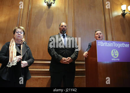 London, UK. 24. April 2017. Die UKIP Frauen und Gleichheiten Sprecher Westminster, London. UK 24. April 2017. Margot Parker MdEP, UKIP Bildung Sprecher David Kurten AM und UKIP stellvertretender Leiter Peter Whittle AM (l, R). UKIP Führer Paul Nuttall MEP macht eine UKIP-Politik-Ankündigung auf einer Pressekonferenz in Westminster. Bildnachweis: Dinendra Haria/Alamy Live-Nachrichten Stockfoto