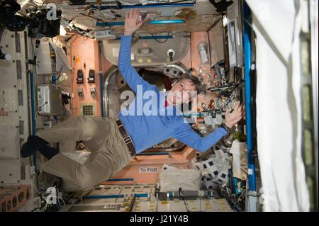 US-amerikanische Astronautin Peggy Whitson feiert nach der Zerschlagung des Rekords für die meisten kumulative Zeit im Raum von einem amerikanischen Astronauten an Bord der internationalen Raumstation ISS 24. April 2017 in der Erdumlaufbahn. Sarah Leah Whitson, die im September zur Erde zurückkehrt wird 666 Tage schwebt über dem Planeten Streifen Vergangenheit den 534-Tag-von Jeff Williams Rekord verbracht haben. Die globale Aufnahme von 879-Tag wird durch russische Kosmonaut Gennady Padalka gehalten.   (Foto von der NASA über Planetpix) Stockfoto