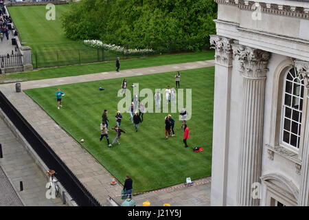 Cambridge, UK. 24. April 2017. Cambridge-Zero-Carbon-Society Protest gegen die Universität nicht aus fossilen Brennstoffen bei einer Partie Fußball auf dem Rasen des Senat-Haus, die Heimat der Dachverband der Universität zu veräußern. Bildnachweis: Ben Grant/Alamy Live-Nachrichten Stockfoto