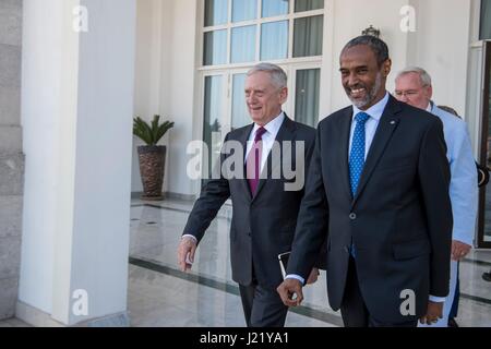 US-Verteidigungsminister James Mattis geht mit dem Bundesminister der Verteidigung für Dschibuti, Ali Hasan Bahdon am Präsidentenpalast 23. April 2017 in Dschibuti. Bildnachweis: Planetpix/Alamy Live-Nachrichten Stockfoto