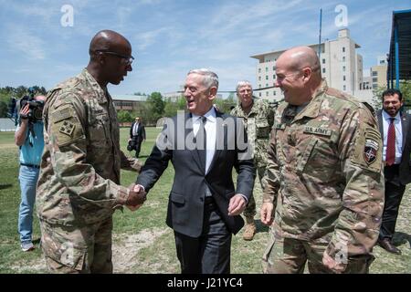 Kabul, Afghanistan. 24. April 2017. US-Verteidigungsminister James Mattis ist entschlossene Unterstützung im Hauptquartier von US Army Command Sergeant Major David Clark, links, und US-Armee Generalmajor Christopher Haas 24. April 2017 in Kabul, Afghanistan begrüßt. Bildnachweis: Planetpix/Alamy Live-Nachrichten Stockfoto