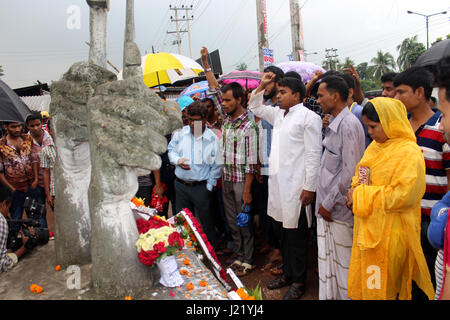 Dhaka. 24. April 2013. Überlebenden, Familienmitglieder und Hunderttausende Arbeiter Gesang Parolen während ein Denkmal in Savar am Stadtrand von Dhaka, Bangladesch, am 24. April 2017, Gedenken an die Opfer des Landes größte industrielle Tragödie am 24. April 2013 die linke zumindest 1.135 Menschen tot, Kleidungsstück meist Arbeiter. Bildnachweis: Salim Reza/Xinhua/Alamy Live-Nachrichten Stockfoto