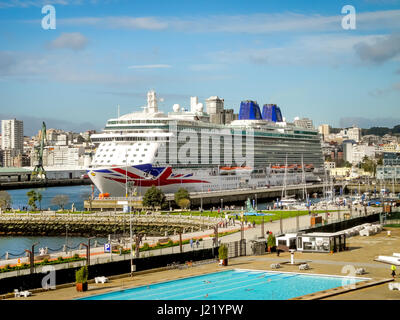 LA CORUNA, Spanien - 27. März 2017: der Luxus-Kreuzfahrt "BRITANNIA" P & O Kreuzfahrten Unternehmen betreten in Port La Coruna; Spanien Stockfoto