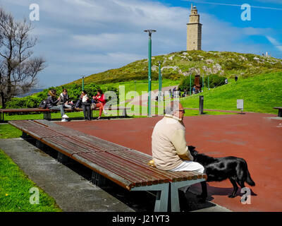 LA CORUNA, Spanien - 27. März 2017: Mann mit seinem Hund auf den Torre de Hercules in der Stadt La Coruña in Galicien, Spanien entspannen. Stockfoto