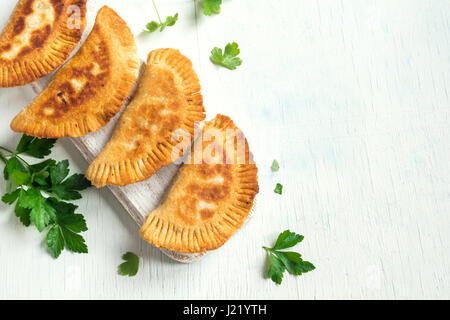 Hausgemachte frittierte Gemüse Samosas (Pastetchen, Burekas) - vegetarische frittierte Gebäck für snack Stockfoto