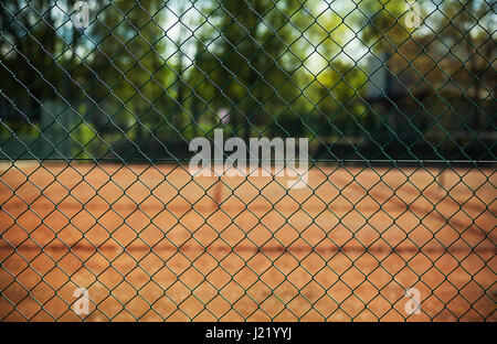 Detailansicht auf Metall-Zaun des Tennisplatzes. Stockfoto