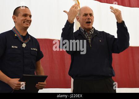 US-Homeland Security Secretary John Kelly präsentiert die DHS Sekretär Meritorious Service Silver Medal Küstenwache Offizier Javier Beltran an der Coast Guard Sector San Diego 10. Februar 2017 in San Diego, Kalifornien.     (Foto von Joel Guzman /U.S. Coast Guard über Planetpix) Stockfoto