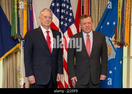 US-Verteidigungsminister James Mattis trifft sich mit König Abdullah II von Jordanien im Pentagon 30. Januar 2017 in Washington, DC.     (Foto von Jette Carr /DoD über Planetpix) Stockfoto