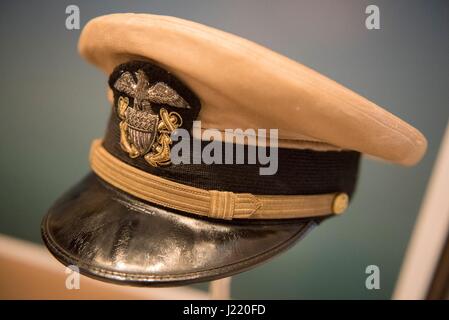 Der ehemalige Präsident Lyndon B. Johnsons, die militärische uniform Hut auf dem Display an der LBJ Presidential Library Weltkrieg sitzt Ausstellung 31. Januar 2017 in Austin, Texas.     (Foto von Jay Godwin/LBJ Presidential Library über Planetpix) Stockfoto