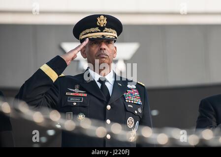 US Forces Korea Heerführer Vincent Brooks macht Ehrungen während eine Ehre Wachablösung am Ministerium der Nationalverteidigung 3. Februar 2017 in Seoul, Südkorea.     (Foto: Amber I. Smith/DoD via Planetpix) Stockfoto