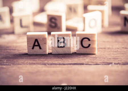 Holzelemente mit den Buchstaben gesammelt in das Wort Abc Stockfoto