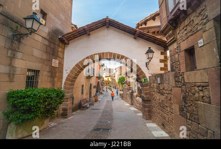 Tourismus in Barceloneta, Touristen & Menschen gehen Sie eine Straße Kleinstadt Innenausbau von Barcelona.  Charmante Cafés, Geschäfte, & gemauerten Torbogen Overhead. Stockfoto