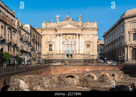 Die Kirche San Biagio, auch bekannt als Sant'Agata Alla Fornace in Catania; im Vordergrund ein Einblick in das römische Amphitheater Stockfoto