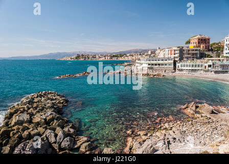 Felsige Küste in Genua, im Stadtteil Quarto Stockfoto