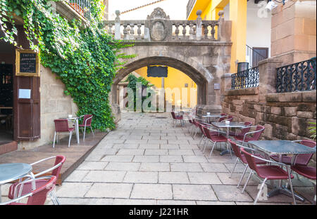 Engen Gassen & charmante Gassen mit Restaurants unter freiem Himmel, ein leeres Café im Freien erwartet Kunden.  Stadt in einer Stadt, Barceloneta in Barcelona Stadt. Stockfoto