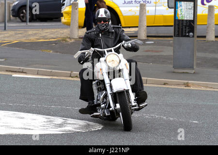 Ein Motorradfahrer fährt seine Harley Davdison Southport Promenade Stockfoto