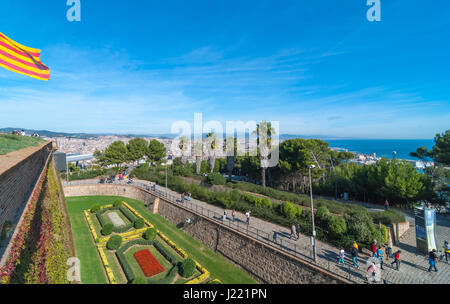 Barcelona, Spanien, 3. November 2013: Menschen besuchen Burg Festung Montjuïc in Barcelona.  16. Jahrhundert militärische Festung auf einem Hügel in der Nähe von Balearische Meer. Stockfoto