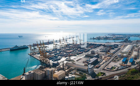 Sonnenschein auf Balearen Meer & Barcelona Versand- und Schiene Industriehäfen an einem Blue-Sky Tag. Stockfoto