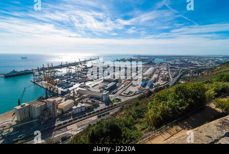 Sonnenschein auf Balearen Meer & Barcelona Versand- und Schiene Industriehäfen an einem Blue-Sky Tag.  Verkehrsknotenpunkt & Gleiszone in Barcelona. Stockfoto