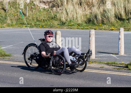 Liegerad Biker Vintage Festival und klassischen Fahrzeug zeigen, mit Autos fahren auf Resort direkt am Meer und Promenade, Southport, Merseyside, UK Stockfoto