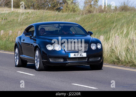 Bentley Continental GT Auto beim Oldtimer Festival und Classic Fahrzeug-Show, mit Autos fahren auf der Resort Strandpromenade, Southport, Merseyside, Stockfoto