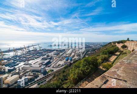 Sonnenschein auf Balearen Meer & Barcelona Versand- und Schiene Industriehäfen an einem Blue-Sky Tag.  Verkehrsknotenpunkt & Gleiszone in Barcelona. Stockfoto