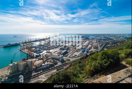 Sonnenschein auf Balearen Meer & Barcelona Versand- und Schiene Industriehäfen an einem Blue-Sky Tag.  Verkehrsknotenpunkt & Gleiszone in Barcelona. Stockfoto