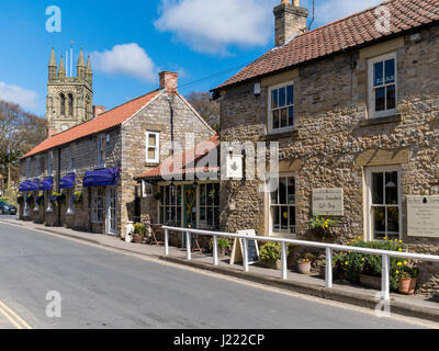 Traditionelle Naturstein-Geschäften und Cafés in Castlegate Helmsley North Yorkshire England Stockfoto