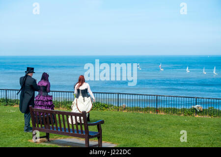 Mann Frau und Mädchen gekleidet in Gothic Kleidung am West Cliff gerade eine Regatta in Whitby North Yorkshire England UK Stockfoto