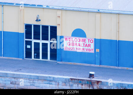 Willkommen Sie bei Gibraltar, Gibraltar Port Authority und Dock, Passagier Hafeneinfahrt und nur Weg in die Stadt per Schiff oder Boot andocken Stockfoto