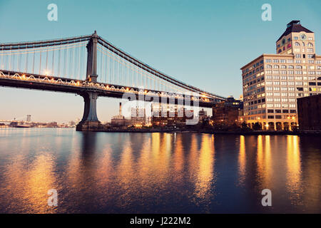 Manhattan Bridge in New York am Abend. New York, New York, USA. Stockfoto