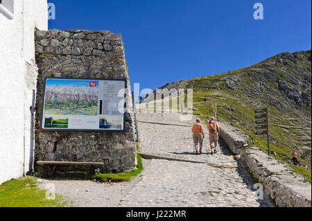 Wanderer, die ihren Weg an die Spitze des Berges in der Nähe von Hefelekar Cable Car Station, Innsbruck, Tirol, Österreich Stockfoto