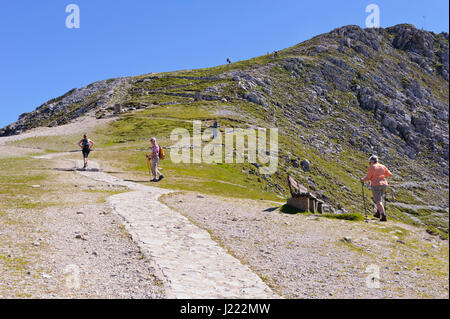 Wanderer, die ihren Weg an die Spitze des Berges, Hafelekar, Innsbruck, Tirol, Österreich Stockfoto