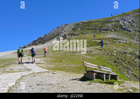 Wanderer, die ihren Weg an die Spitze des Berges, Hafelekar, Innsbruck, Tirol, Österreich Stockfoto